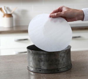 Baking paper circles Non-stick baking paper circles. Ideal for use in the kitchen.
